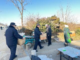 青岛西海岸新区泊里镇综合执法中队“温情守护”泊里大集周边环境秩序