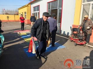 中科农投携带米、面、油慰问胶州市里岔镇肖家村63名75岁以上老人家庭