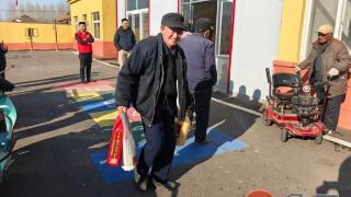 中科农投携带米、面、油慰问胶州市里岔镇肖家村63名75岁以上老人家庭