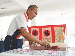 花布藏岁月 刻刀写传奇——“花布爷爷”张明建的故事