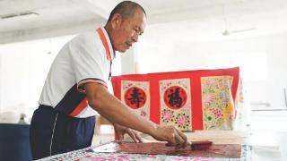 花布藏岁月 刻刀写传奇——“花布爷爷”张明建的故事