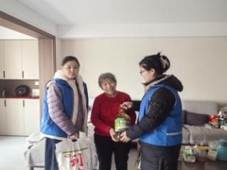 济宁市任城区金城街道新华社区开展“情暖困难家庭 邻里互助共团圆”志愿服务活动