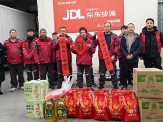 彩莲送暖关怀快递使者 新春传情护航民生通途