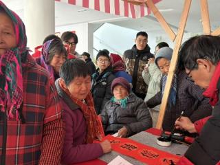 蔺惠社区：践责办市集惠邻里，担当送慰问暖民心