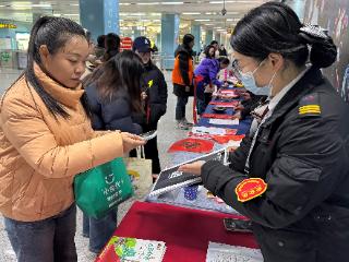 星慧社区：月满湾畔送福运，地铁迎春暖邻里