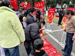 马上有XIN市 日子有新意 新东苑社区的烟火气里藏着最暖的年