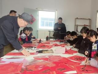 【童享精彩冬日】墨香润童心 福暖托管班——济南市莱芜区凤城街道连心园社区寒假托管班开展写福字、写对联活动