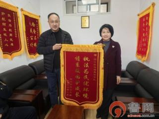 锦旗致谢显真情 护校安园暖人心