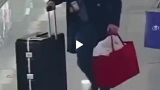 杭州地铁工作人员跑出“表情包”，成功帮乘客赶上末班车