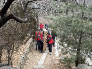 以科技传递温暖，京东向泰山挑山工捐赠百吋电视、外骨骼设备