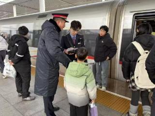 暖心守护七龄童 铁路人温情接力助母子团聚