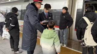 暖心守护七龄童 铁路人温情接力助母子团聚