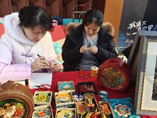 当百年技艺“戴上”时尚标签 李焱用三尺讲台让掐丝珐琅“活”在当下