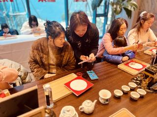 红纸翻飞年味浓！烟台莱山“美育大讲堂”剪纸迎新春