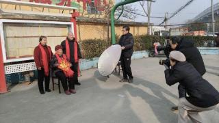 快门定格团圆味 | 济宁市任城区南张街道开展“福至万家”全村福拍摄活动