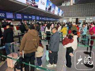 安徽多地机场迎春运节前客流高峰 合肥至成都、广州、深圳等方向最热门