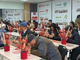 斜塘社区：巧手扎花筒，吉印福满斗