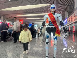2026新春走基层｜科技暖归途 芜湖火车站机器人志愿者亮相