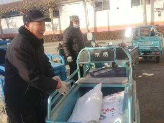 【“泉”在济南过大年】情暖桑榆贺新春 福利暖心传温情——济南市莱芜区方下街道方南村为65岁以上老人发放新春福利