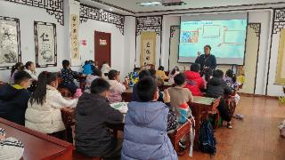 上高街道双龙社区开展“青花之韵 骏马新风”主题美术课