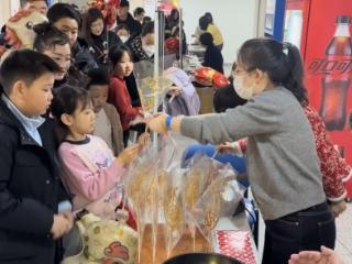 图书馆里过大年丨崂山区图书馆“山海年味·书香市集”迎新春年俗文化市集热闹开市