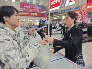 新春走基层｜春运安检员 守好回家第一关
