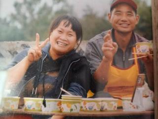 追光者年度回访 | 安徽“盒饭姐”春节回阜阳老家给老乡烧饭吃：价格还是10元