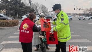 唐山农商银行联合唐山市公安交管支队开展“戴盔出行 平安迎春”公益宣传活动