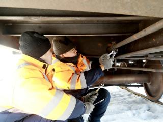 新春走基层丨严寒守岗尽责 沈铁全力保障民生列车安全正点