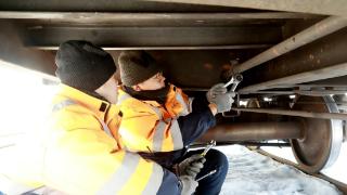 新春走基层丨严寒守岗尽责 沈铁全力保障民生列车安全正点