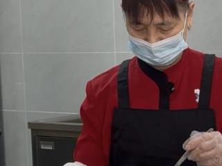 放假了，高校里的他们依然坚守：“让留守师生吃上热腾腾的美食！”