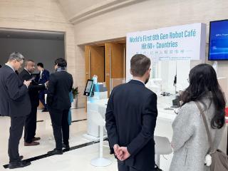 世界首台第六代COFE+机器人咖啡馆亮相2026人大会议，一杯“聪明咖啡”展示科技硬核