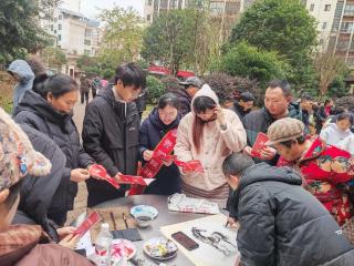 金融暖春入社区服务惠民伴归途—贵州银行黄平支行开展金融宣传活动