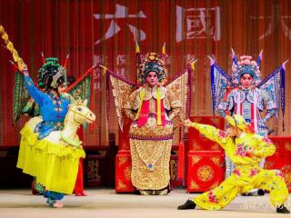 124岁的海珠大戏院上演粤剧《六国大封相》