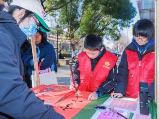 维纳花园社区：骏马迎春暖人心 社区市集惠民情