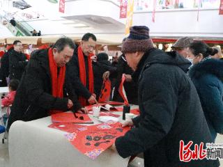 卢龙：大篷车进商超 暖冬服务不打烊