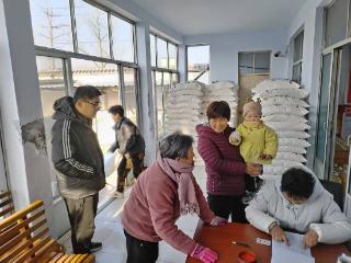 济南市莱芜区方下街道嘶马河村开展“新春送暖·情系桑榆”关爱活动