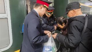 K8205次列车暖心服务高龄旅客 全程护航获称赞