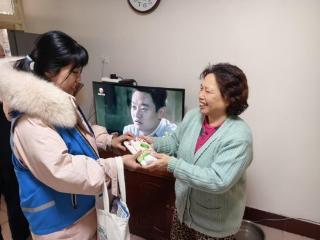 济宁市任城区阜桥街道解放路社区开展“情暖夕阳·守护新春”志愿服务活动