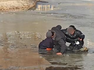 男孩坠入冰河 警民合力营救转危为安