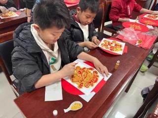 济宁市泗水县泗河街道古城社区托管班：巧手传年味，福气满家园