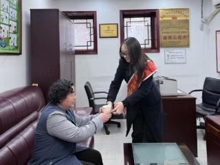 温暖驿冬行 情系劳动者——工行贵阳中西支行暖心守护户外劳动者新春时光