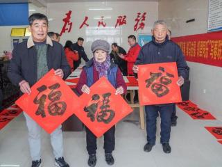 济宁市任城区唐口街道开展“翰墨迎春 骏马送福 邻里同乐”写春联送祝福活动