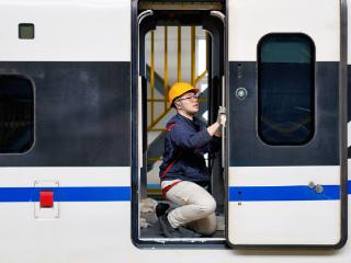 新春走基层 | “00后”坐镇动车“门”诊