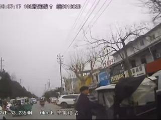 路遇突发险情 蒙城一公交司机挺身救火护平安