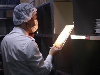 新春走基层 | 后厨不打烊 灶火映团圆——致敬春节在岗的餐饮人