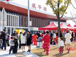 新春走基层丨客家年味温暖春运旅途！龙岩这个高铁站前的“年货集市”红火开市