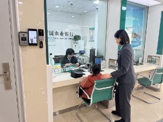 农行临沂临西银雀山支行：跨越柜台的高度：一次拥抱，让服务有了温度