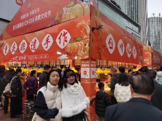 新春走基层 | 年货上新点燃山城消费热潮