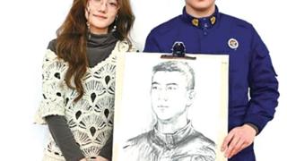 美院师生参加完培训 现场给消防员画像